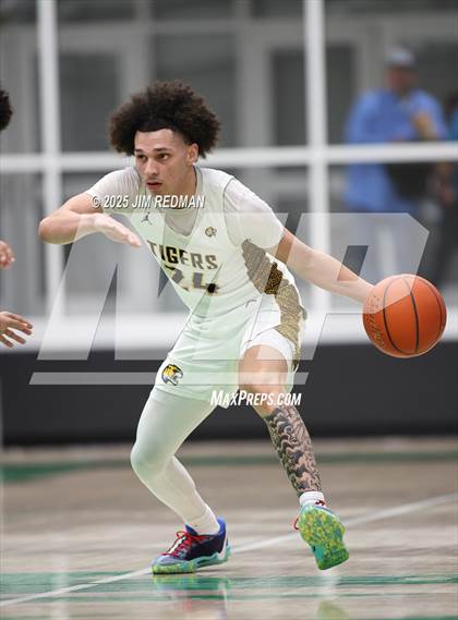 Thumbnail 3 in Mt. Pleasant vs. Denison (UIL 5A D2 Bi-District Basketball Playoff) photogallery.