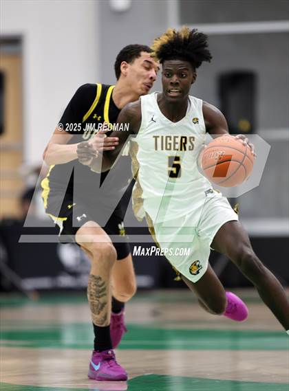 Thumbnail 3 in Mt. Pleasant vs. Denison (UIL 5A D2 Bi-District Basketball Playoff) photogallery.