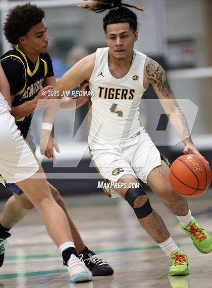 Thumbnail 3 in Mt. Pleasant vs. Denison (UIL 5A D2 Bi-District Basketball Playoff) photogallery.