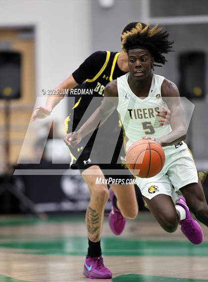 Thumbnail 1 in Mt. Pleasant vs. Denison (UIL 5A D2 Bi-District Basketball Playoff) photogallery.
