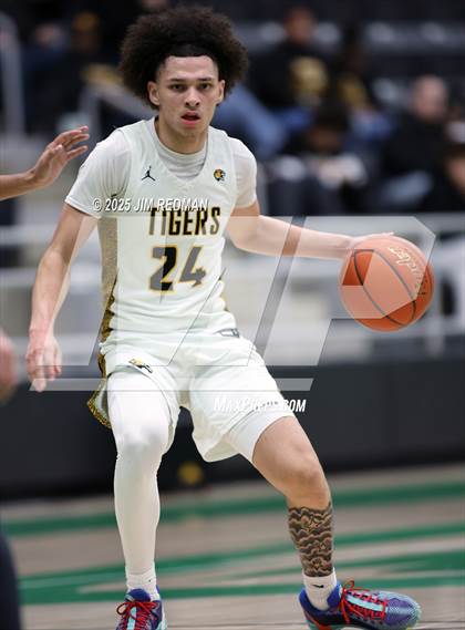 Thumbnail 1 in Mt. Pleasant vs. Denison (UIL 5A D2 Bi-District Basketball Playoff) photogallery.