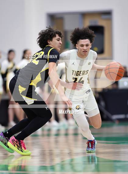 Thumbnail 3 in Mt. Pleasant vs. Denison (UIL 5A D2 Bi-District Basketball Playoff) photogallery.