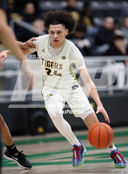 Thumbnail 1 in Mt. Pleasant vs. Denison (UIL 5A D2 Bi-District Basketball Playoff) photogallery.