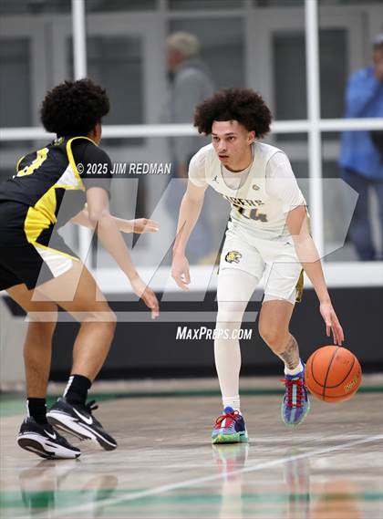 Thumbnail 1 in Mt. Pleasant vs. Denison (UIL 5A D2 Bi-District Basketball Playoff) photogallery.
