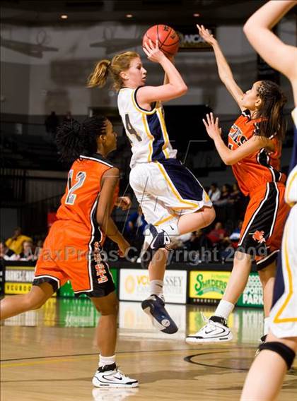 Thumbnail 1 in Loudoun County vs. Charlottesville (VHSL AA D4 Semifinal) photogallery.