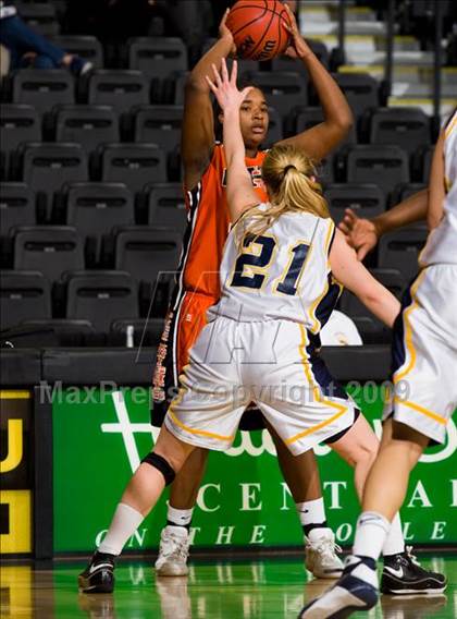 Thumbnail 3 in Loudoun County vs. Charlottesville (VHSL AA D4 Semifinal) photogallery.