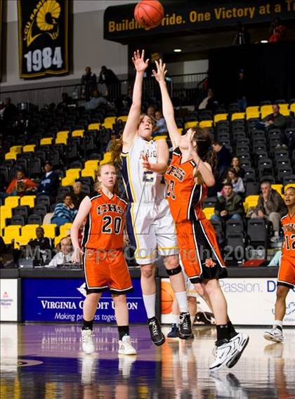 Thumbnail 1 in Loudoun County vs. Charlottesville (VHSL AA D4 Semifinal) photogallery.