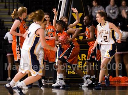 Thumbnail 3 in Loudoun County vs. Charlottesville (VHSL AA D4 Semifinal) photogallery.