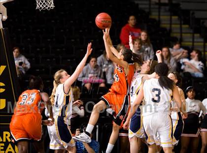 Thumbnail 3 in Loudoun County vs. Charlottesville (VHSL AA D4 Semifinal) photogallery.