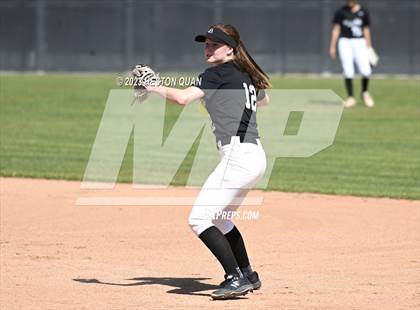 Thumbnail 1 in Villa Park @ Foothill photogallery.
