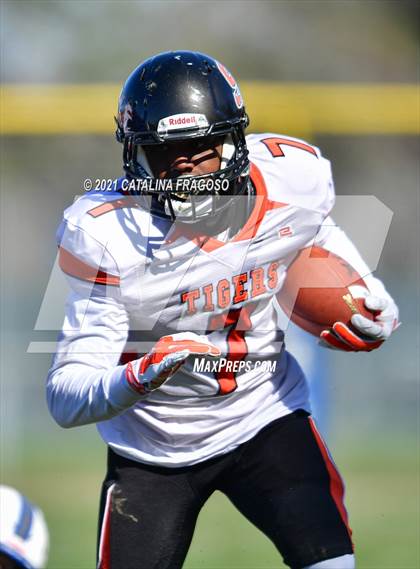 Thumbnail 3 in Valley Central vs. Spring Valley photogallery.