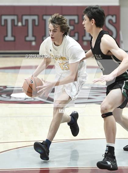 Thumbnail 2 in Bellevue vs. De La Salle (Rancho Mirage Holiday Invitational) photogallery.