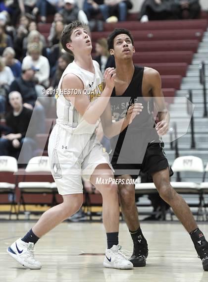 Thumbnail 2 in Bellevue vs. De La Salle (Rancho Mirage Holiday Invitational) photogallery.