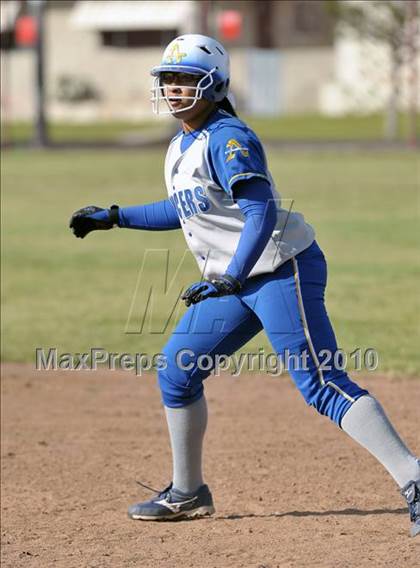 Thumbnail 3 in Bishop Amat @ Cantwell-Sacred Heart photogallery.