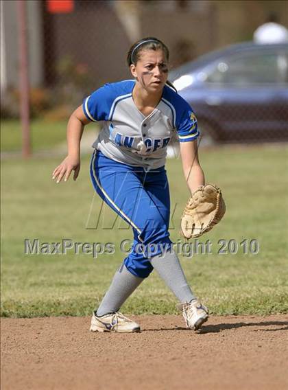 Thumbnail 3 in Bishop Amat @ Cantwell-Sacred Heart photogallery.