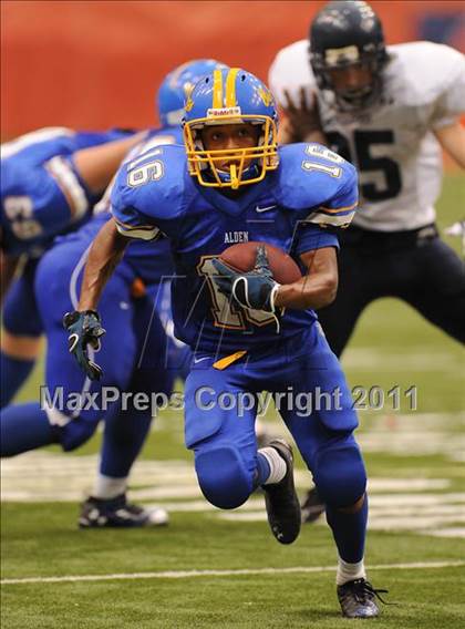 Thumbnail 1 in Cobleskill-Richmondville vs. Alden (Syracuse Kickoff Classic) photogallery.