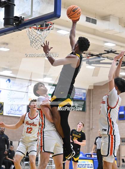 Thumbnail 2 in Vanden vs. Pacifica Christian (Meet in the Middle Classic) photogallery.