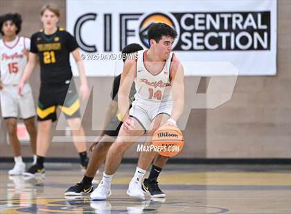 Thumbnail 2 in Vanden vs. Pacifica Christian (Meet in the Middle Classic) photogallery.