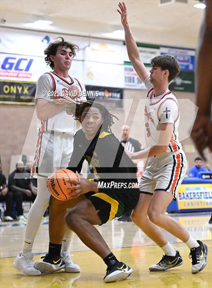 Thumbnail 3 in Vanden vs. Pacifica Christian (Meet in the Middle Classic) photogallery.