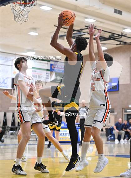 Thumbnail 1 in Vanden vs. Pacifica Christian (Meet in the Middle Classic) photogallery.