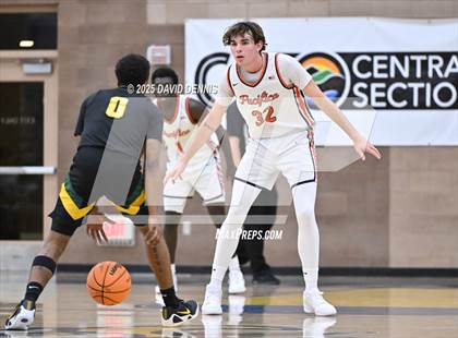 Thumbnail 2 in Vanden vs. Pacifica Christian (Meet in the Middle Classic) photogallery.