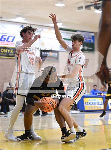 Thumbnail 1 in Vanden vs. Pacifica Christian (Meet in the Middle Classic) photogallery.