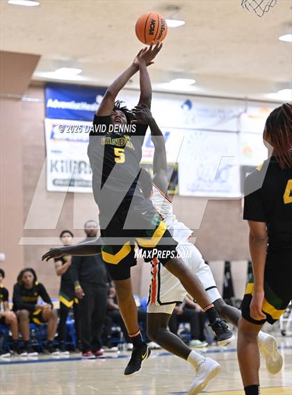 Thumbnail 1 in Vanden vs. Pacifica Christian (Meet in the Middle Classic) photogallery.