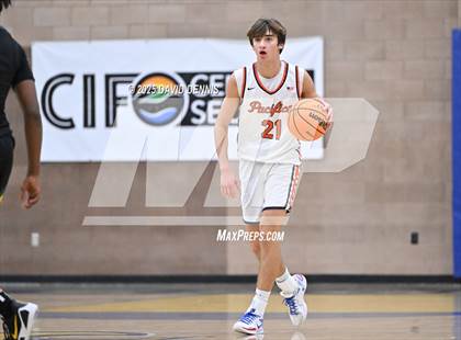 Thumbnail 2 in Vanden vs. Pacifica Christian (Meet in the Middle Classic) photogallery.