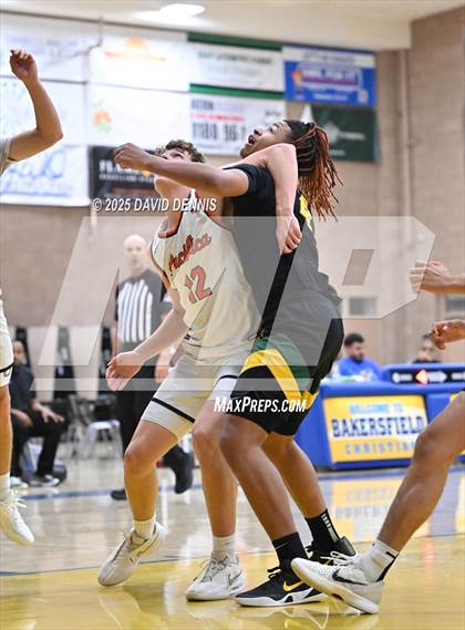 Thumbnail 2 in Vanden vs. Pacifica Christian (Meet in the Middle Classic) photogallery.