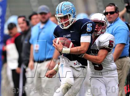 Thumbnail 3 in Corona del Mar vs. Sacred Heart Prep (CIF State D3 Final) photogallery.