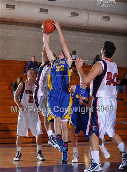 Thumbnail 1 in Bakersfield Christian vs Tesoro (MaxPreps Holiday Classic) photogallery.