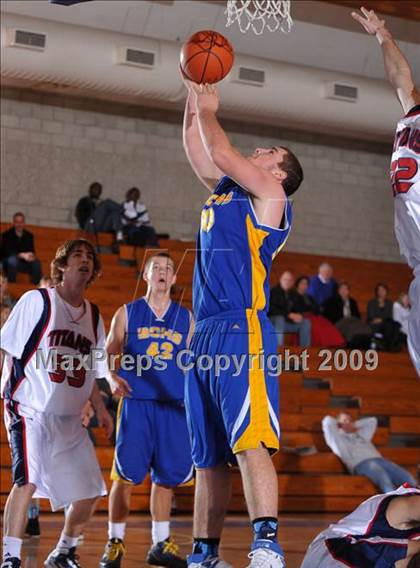 Thumbnail 3 in Bakersfield Christian vs Tesoro (MaxPreps Holiday Classic) photogallery.