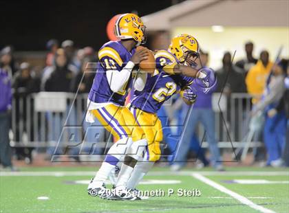 Thumbnail 3 in Lutcher vs. West Feliciana (LHSAA Class 3A Semifinal) photogallery.