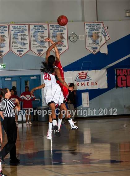 Thumbnail 2 in Salesian vs. St. Mary's (CIF D4 NorCal Regional Final) photogallery.