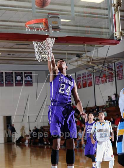Thumbnail 3 in St. Anthony vs. Los Osos  (Rose City Roundball Classic) photogallery.