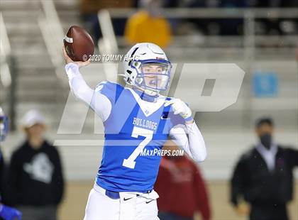 Thumbnail 3 in Lindsay vs Bosqueville (UIL Class 2A Region Semi-Final) photogallery.