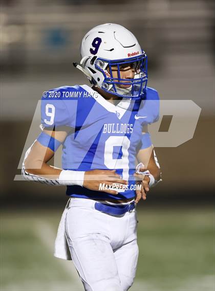 Thumbnail 1 in Lindsay vs Bosqueville (UIL Class 2A Region Semi-Final) photogallery.