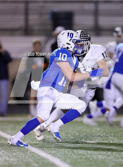 Thumbnail 1 in Lindsay vs Bosqueville (UIL Class 2A Region Semi-Final) photogallery.