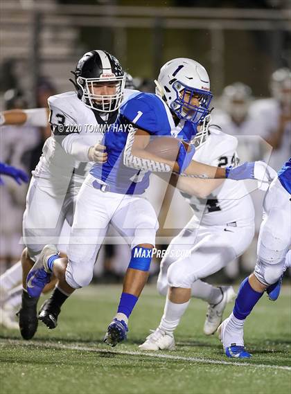 Thumbnail 2 in Lindsay vs Bosqueville (UIL Class 2A Region Semi-Final) photogallery.