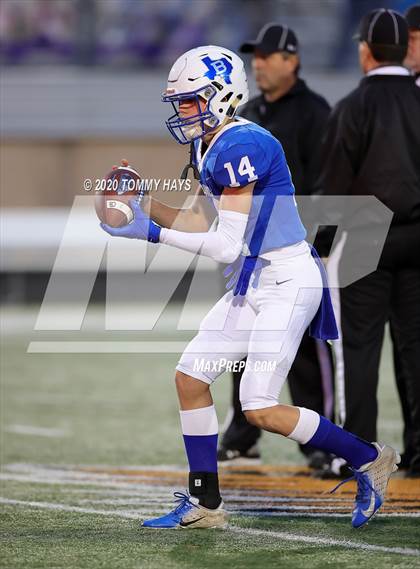 Thumbnail 2 in Lindsay vs Bosqueville (UIL Class 2A Region Semi-Final) photogallery.