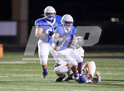 Thumbnail 1 in Lindsay vs Bosqueville (UIL Class 2A Region Semi-Final) photogallery.