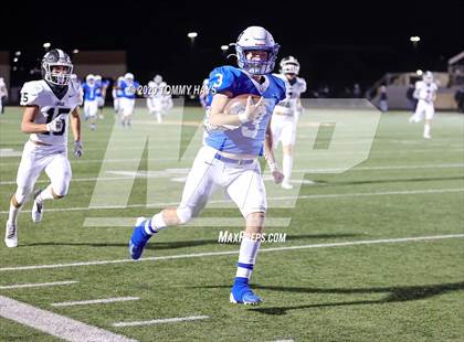 Thumbnail 2 in Lindsay vs Bosqueville (UIL Class 2A Region Semi-Final) photogallery.