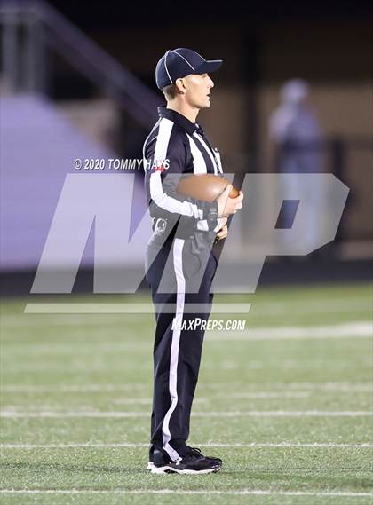 Thumbnail 1 in Lindsay vs Bosqueville (UIL Class 2A Region Semi-Final) photogallery.