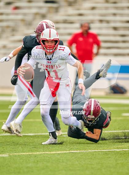 Thumbnail 3 in Memorial vs. Heights (UIL 6A D2 Football Bi-District) photogallery.
