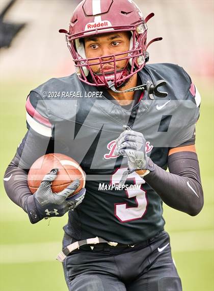 Thumbnail 1 in Memorial vs. Heights (UIL 6A D2 Football Bi-District) photogallery.