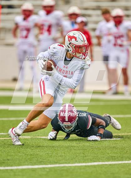 Thumbnail 2 in Memorial vs. Heights (UIL 6A D2 Football Bi-District) photogallery.
