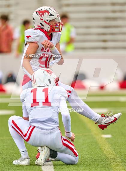 Thumbnail 1 in Memorial vs. Heights (UIL 6A D2 Football Bi-District) photogallery.