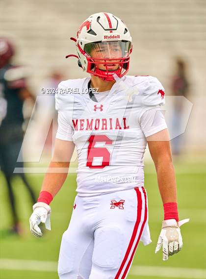 Thumbnail 3 in Memorial vs. Heights (UIL 6A D2 Football Bi-District) photogallery.