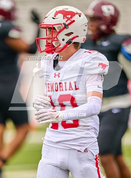 Thumbnail 2 in Memorial vs. Heights (UIL 6A D2 Football Bi-District) photogallery.
