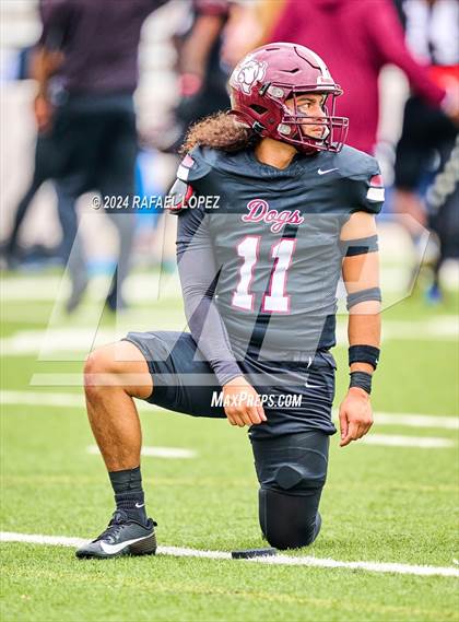 Thumbnail 2 in Memorial vs. Heights (UIL 6A D2 Football Bi-District) photogallery.